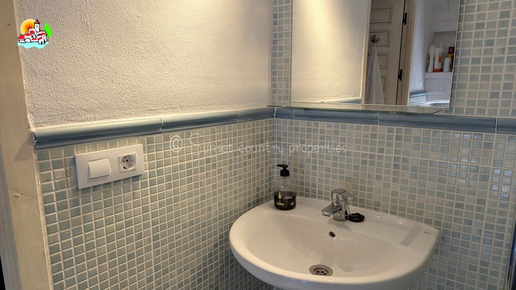 3 soveværelse Finca/Landehus til salg i Iznajar med swimmingpool garage - € 399.950 (Ref: 9239299)