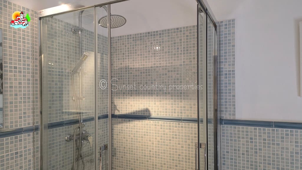 3 soveværelse Finca/Landehus til salg i Iznajar med swimmingpool garage - € 399.950 (Ref: 9239299)