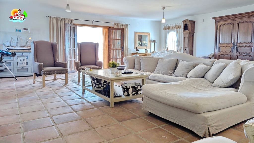 9 soveværelse Guesthouse/B & B til salg i Iznajar med swimmingpool garage - € 890.000 (Ref: 9239308)