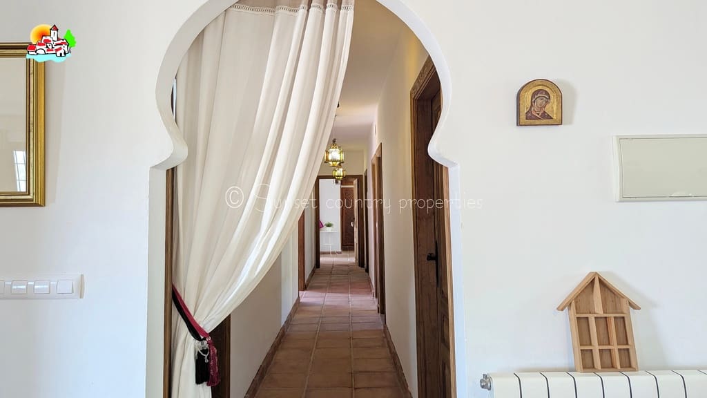 9 soveværelse Guesthouse/B & B til salg i Iznajar med swimmingpool garage - € 890.000 (Ref: 9239308)