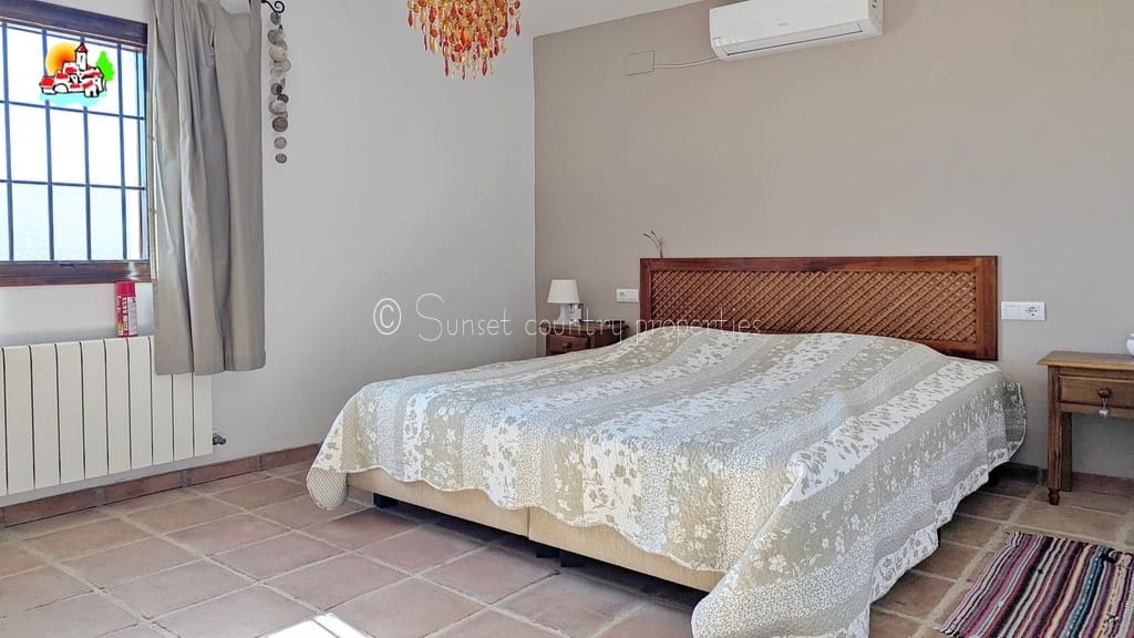 9 soveværelse Guesthouse/B & B til salg i Iznajar med swimmingpool garage - € 890.000 (Ref: 9239308)