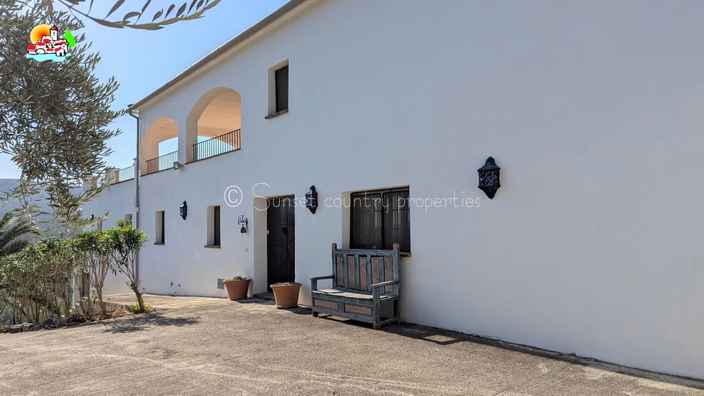 9 soveværelse Guesthouse/B & B til salg i Iznajar med swimmingpool garage - € 890.000 (Ref: 9239308)