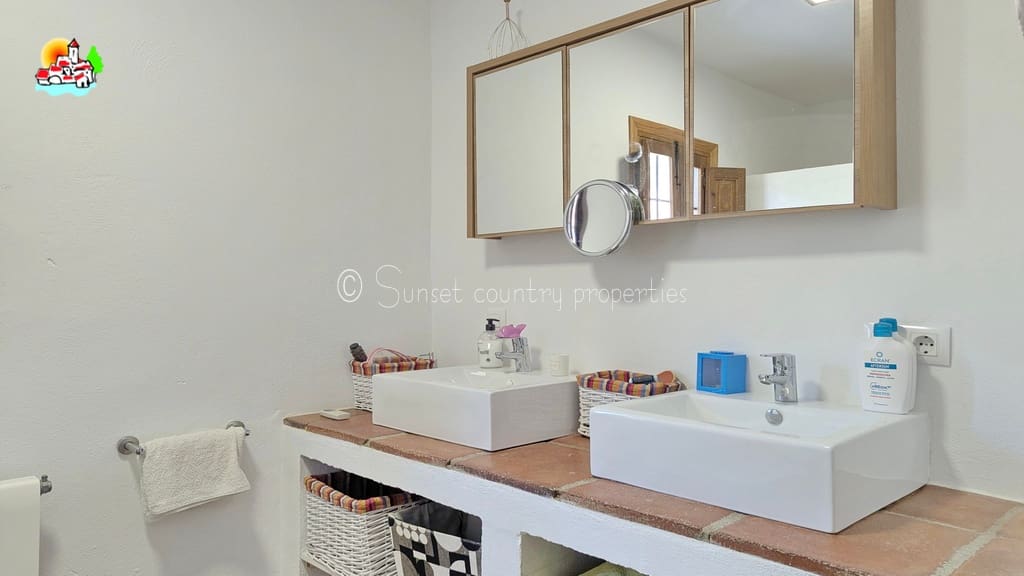 9 soveværelse Guesthouse/B & B til salg i Iznajar med swimmingpool garage - € 890.000 (Ref: 9239308)