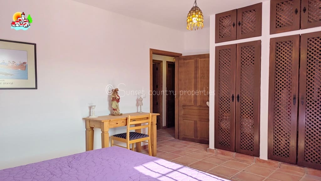 9 soveværelse Guesthouse/B & B til salg i Iznajar med swimmingpool garage - € 890.000 (Ref: 9239308)