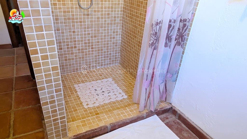 9 soveværelse Guesthouse/B & B til salg i Iznajar med swimmingpool garage - € 890.000 (Ref: 9239308)