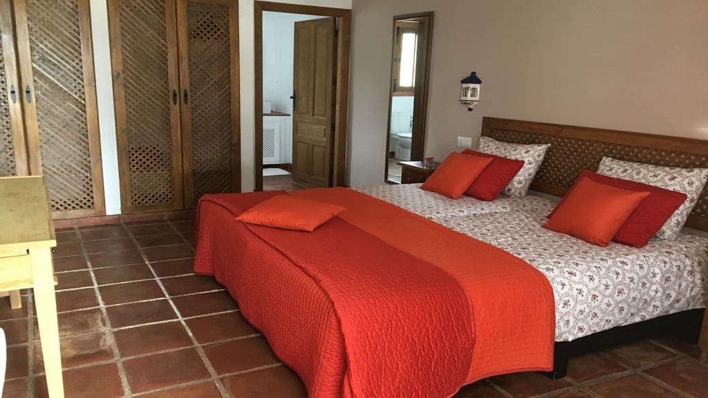 9 soveværelse Guesthouse/B & B til salg i Iznajar med swimmingpool garage - € 890.000 (Ref: 9239308)