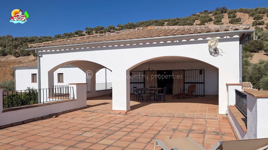 9 soveværelse Guesthouse/B & B til salg i Iznajar med swimmingpool garage - € 890.000 (Ref: 9239308)