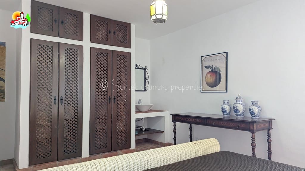 9 soveværelse Guesthouse/B & B til salg i Iznajar med swimmingpool garage - € 890.000 (Ref: 9239308)