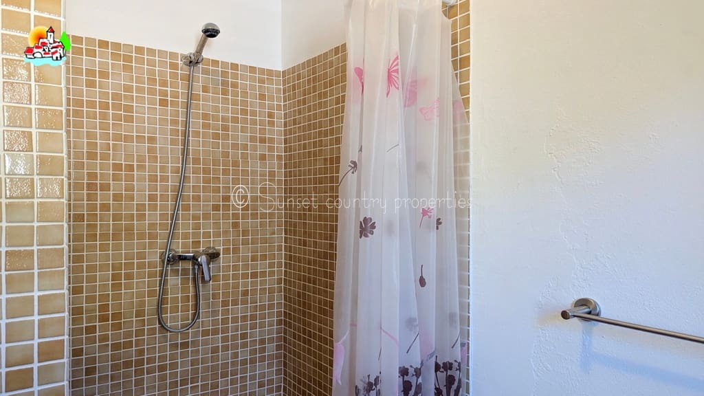 9 soveværelse Guesthouse/B & B til salg i Iznajar med swimmingpool garage - € 890.000 (Ref: 9239308)