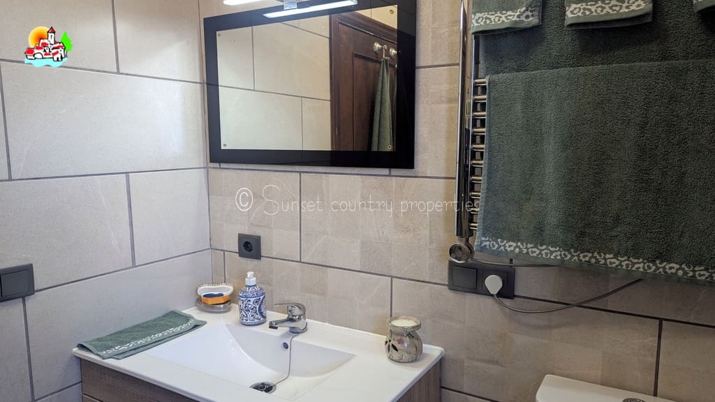 3 soveværelse Bungalow til salg i Iznajar med swimmingpool - € 275.000 (Ref: 9242353)