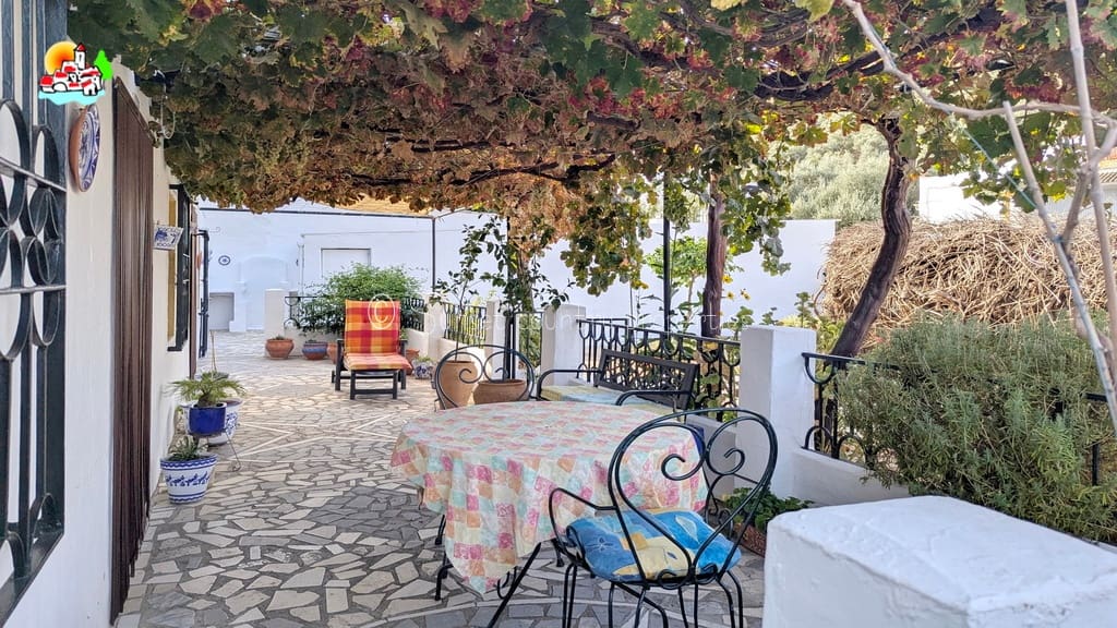 Finca/Casa Rural de 3 habitaciones en Iznájar en venta con garaje - 199.900 € (Ref: 9257989)