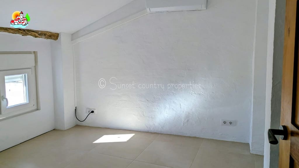 6 bedroom Townhouse for sale in Rute with garage - € 189,900 (Ref: 9502913)