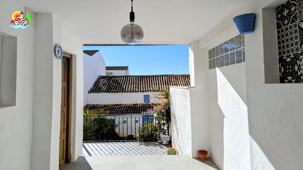 6 bedroom Townhouse for sale in Rute with garage - € 189,900 (Ref: 9502913)