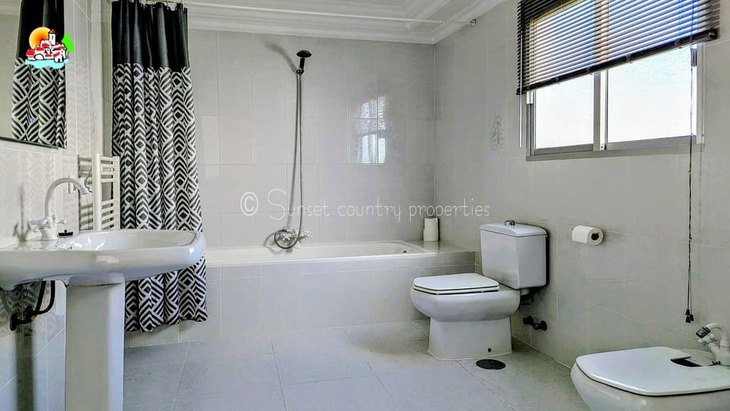 6 bedroom Townhouse for sale in Rute with garage - € 189,900 (Ref: 9502913)