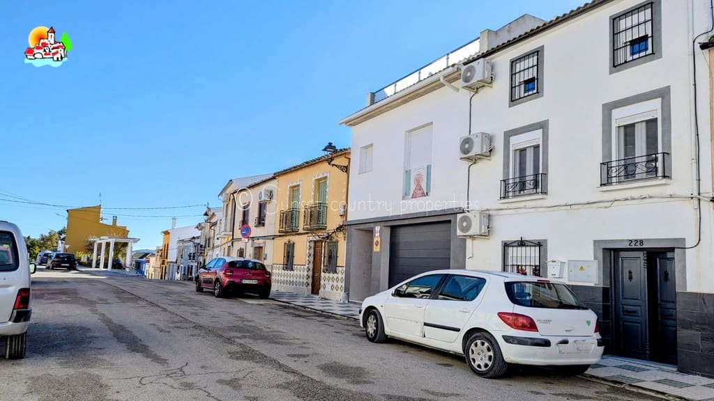 6 bedroom Townhouse for sale in Rute with garage - € 189,900 (Ref: 9502913)