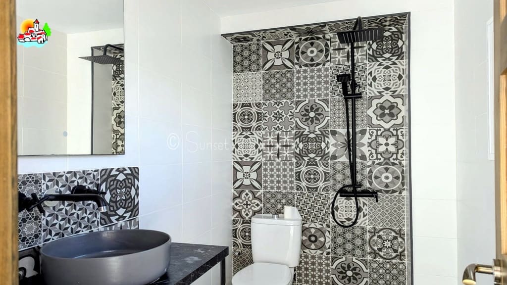 6 bedroom Townhouse for sale in Rute with garage - € 189,900 (Ref: 9502913)