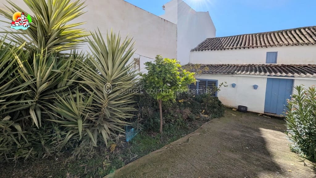 6 bedroom Townhouse for sale in Rute with garage - € 189,900 (Ref: 9502913)