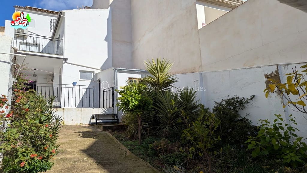 6 bedroom Townhouse for sale in Rute with garage - € 189,900 (Ref: 9502913)