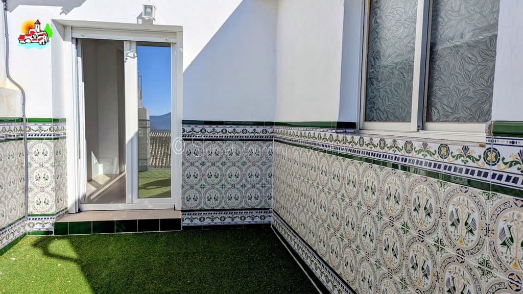 6 bedroom Townhouse for sale in Rute with garage - € 189,900 (Ref: 9502913)