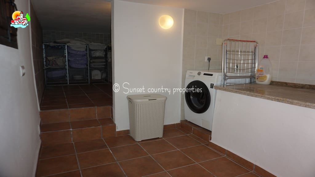 5 sovrum Finca/Hus på landet till salu i Iznajar med pool garage - 695 000 € (Ref: 9688456)