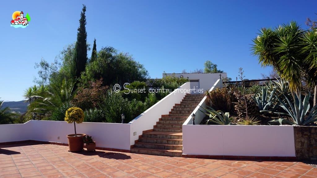 5 sovrum Finca/Hus på landet till salu i Iznajar med pool garage - 695 000 € (Ref: 9688456)