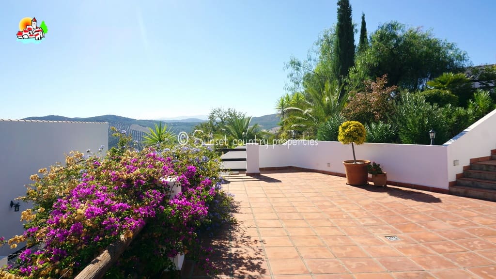 5 sovrum Finca/Hus på landet till salu i Iznajar med pool garage - 695 000 € (Ref: 9688456)