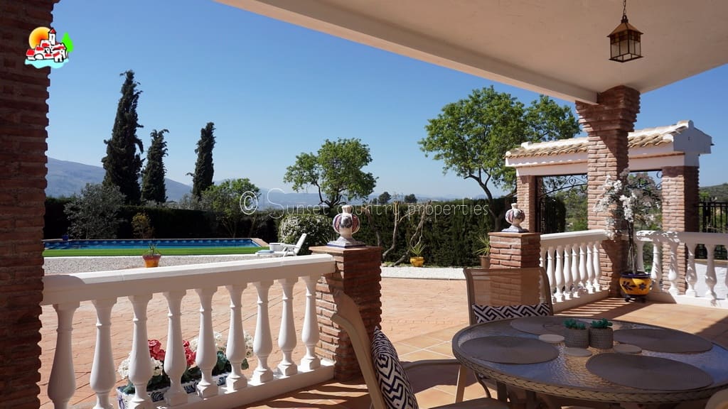 3 soveværelse Bungalow til salg i Loja med swimmingpool garage - € 224.950 (Ref: 9747362)