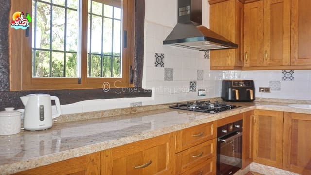 3 soveværelse Bungalow til salg i Loja med swimmingpool garage - € 224.950 (Ref: 9747362)