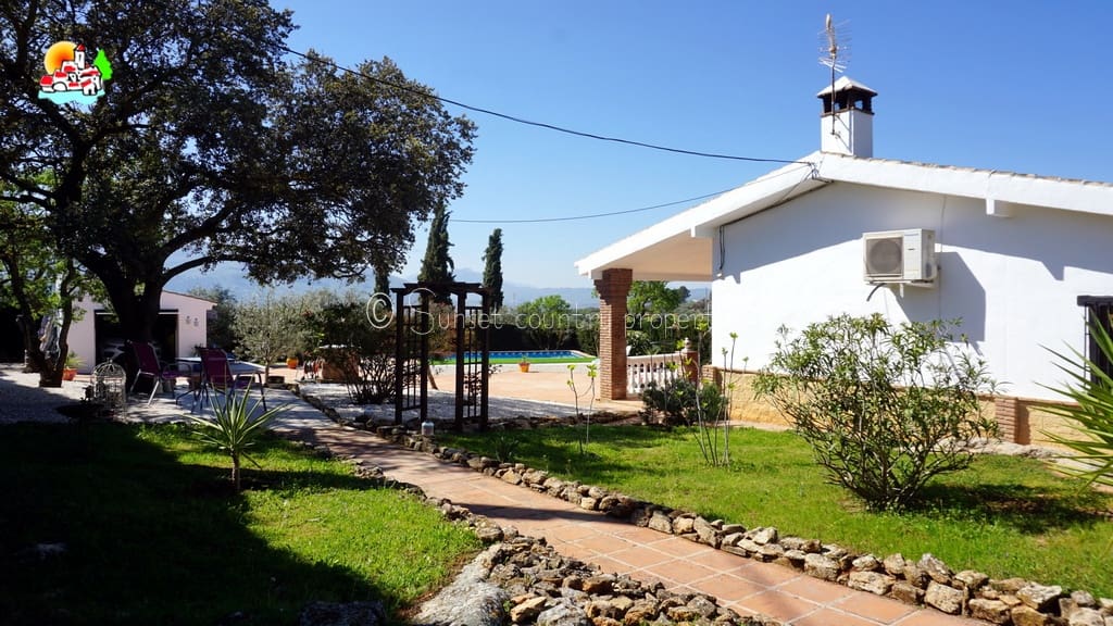 3 soveværelse Bungalow til salg i Loja med swimmingpool garage - € 224.950 (Ref: 9747362)