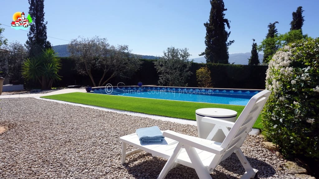 3 soveværelse Bungalow til salg i Loja med swimmingpool garage - € 224.950 (Ref: 9747362)