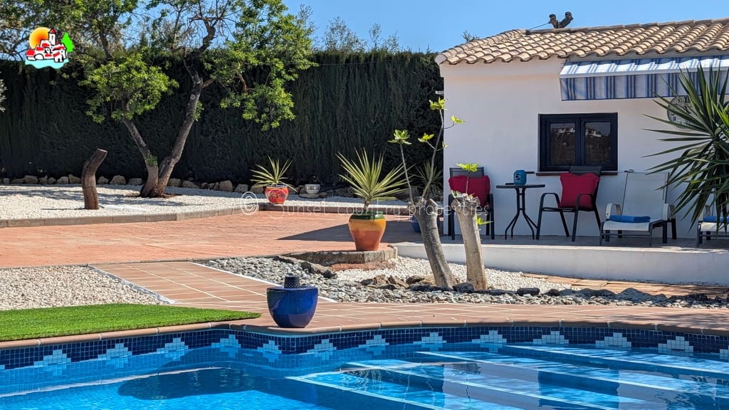 3 soveværelse Bungalow til salg i Loja med swimmingpool garage - € 224.950 (Ref: 9747362)