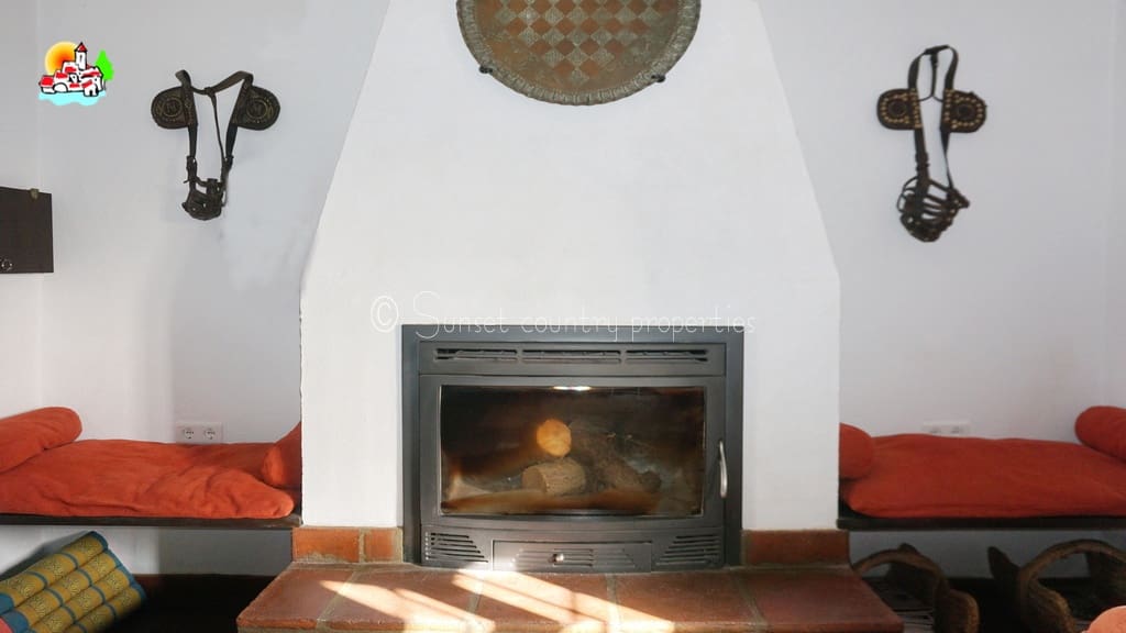 Finca/Casa Rural de 6 habitaciones en Iznájar en venta con piscina garaje - 449.950 € (Ref: 9877023)