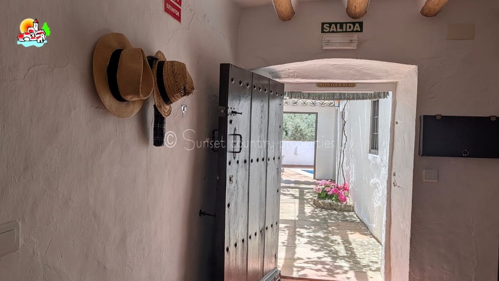 Finca/Casa Rural de 6 habitaciones en Iznájar en venta con piscina garaje - 449.950 € (Ref: 9877023)