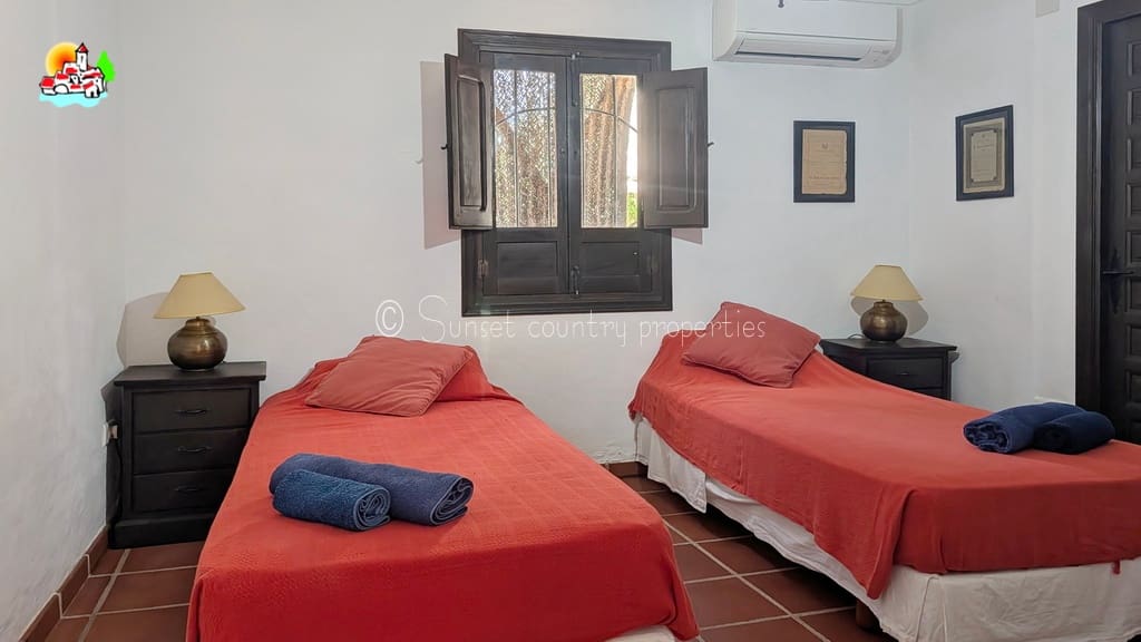 Finca/Casa Rural de 6 habitaciones en Iznájar en venta con piscina garaje - 449.950 € (Ref: 9877023)