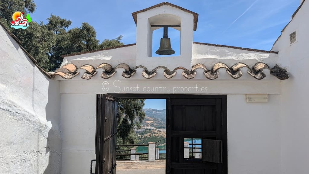 Finca/Casa Rural de 6 habitaciones en Iznájar en venta con piscina garaje - 449.950 € (Ref: 9877023)