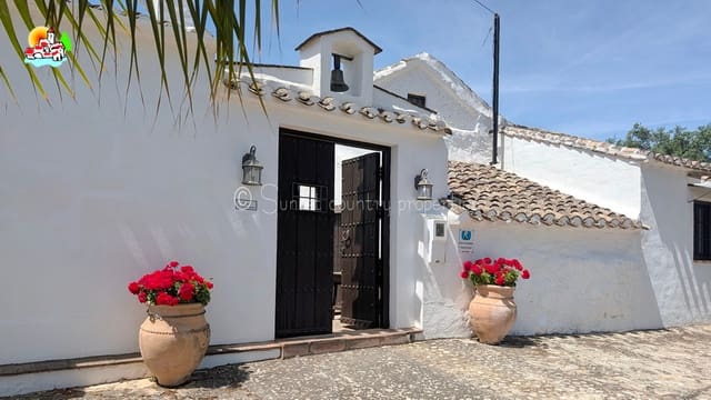 Finca/Casa Rural de 6 habitaciones en Iznájar en venta con piscina garaje - 449.950 € (Ref: 9877023)