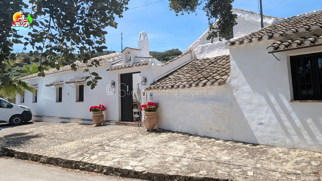 Finca/Casa Rural de 6 habitaciones en Iznájar en venta con piscina garaje - 449.950 € (Ref: 9877023)