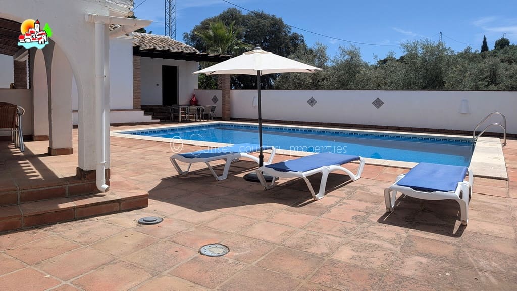 Finca/Casa Rural de 6 habitaciones en Iznájar en venta con piscina garaje - 449.950 € (Ref: 9877023)
