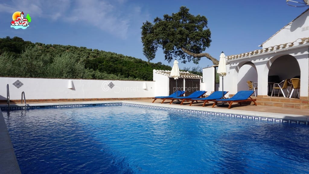Finca/Casa Rural de 6 habitaciones en Iznájar en venta con piscina garaje - 449.950 € (Ref: 9877023)