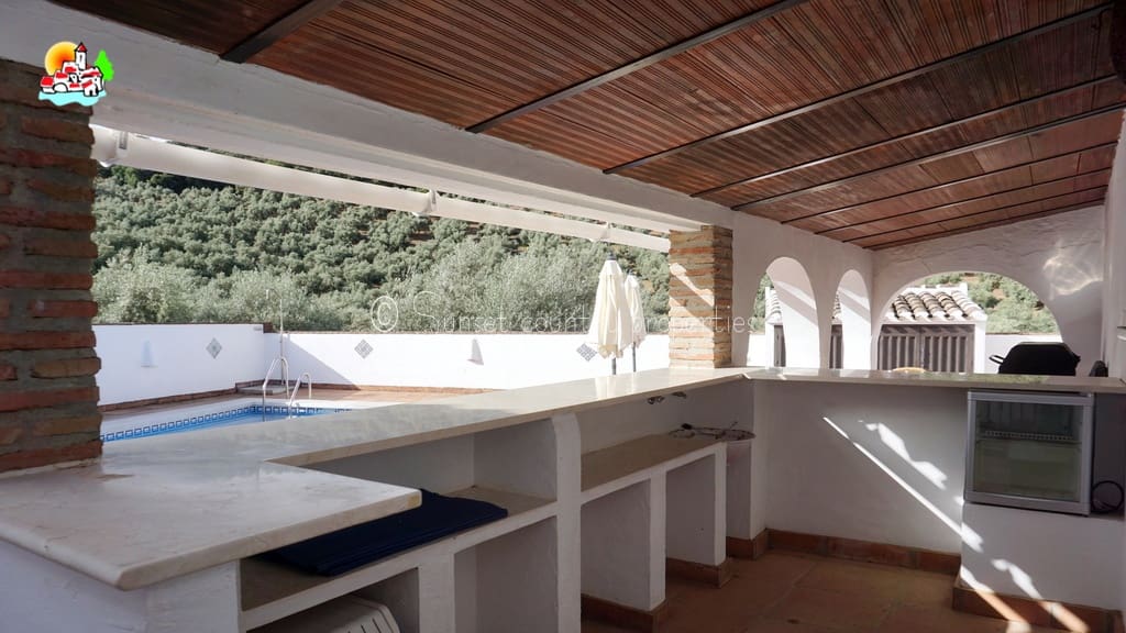 Finca/Casa Rural de 6 habitaciones en Iznájar en venta con piscina garaje - 449.950 € (Ref: 9877023)