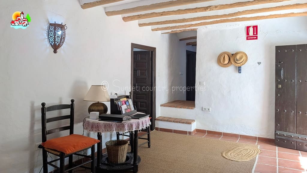 Finca/Casa Rural de 6 habitaciones en Iznájar en venta con piscina garaje - 449.950 € (Ref: 9877023)