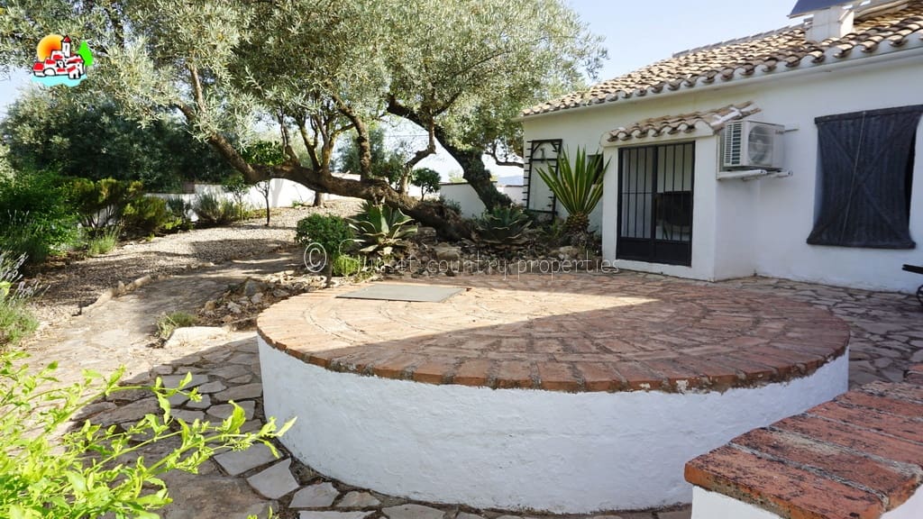 Finca/Casa Rural de 6 habitaciones en Iznájar en venta con piscina garaje - 449.950 € (Ref: 9877023)