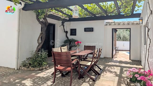 Finca/Casa Rural de 6 habitaciones en Iznájar en venta con piscina garaje - 449.950 € (Ref: 9877023)
