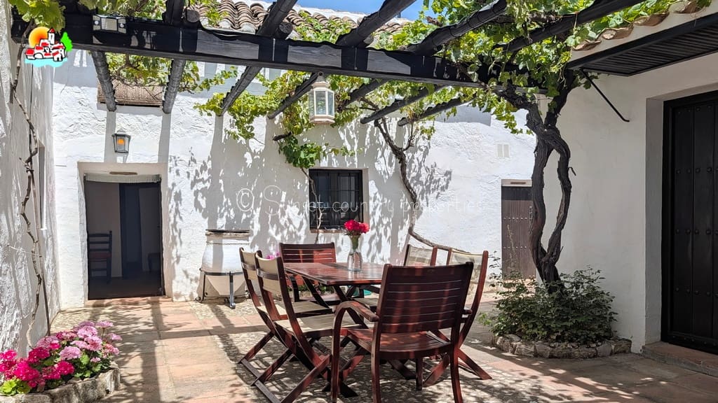 Finca/Casa Rural de 6 habitaciones en Iznájar en venta con piscina garaje - 449.950 € (Ref: 9877023)