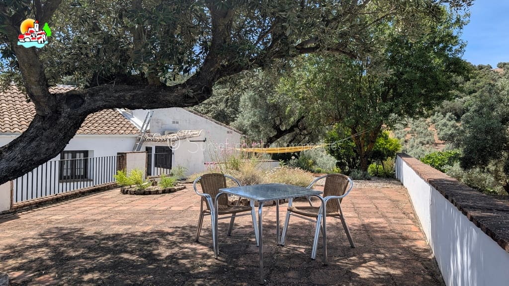 Finca/Casa Rural de 6 habitaciones en Iznájar en venta con piscina garaje - 449.950 € (Ref: 9877023)