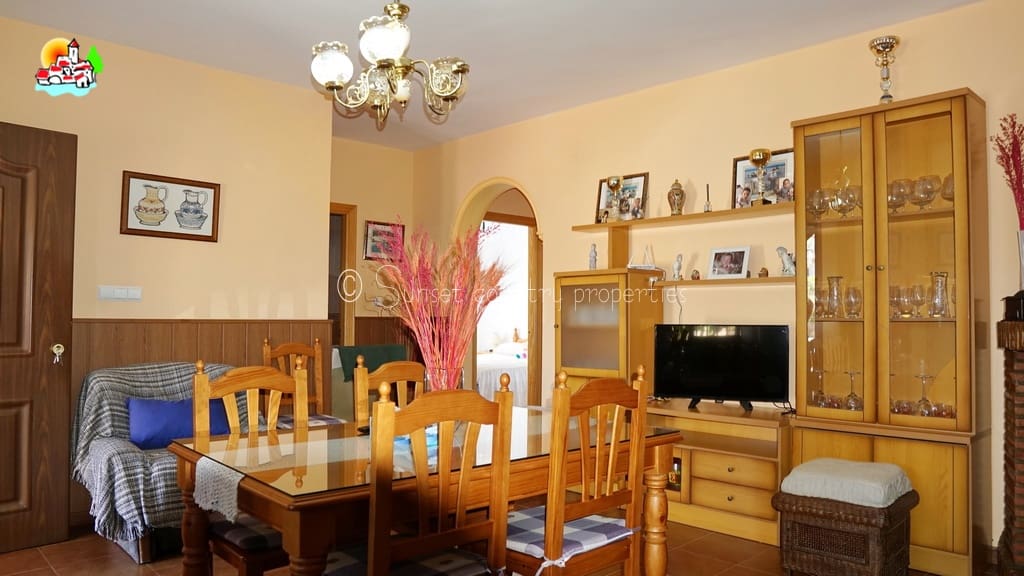 3 soverom Rekkehus til salgs i Loja med svømmebasseng garasje - € 269 950 (Ref: 9912210)