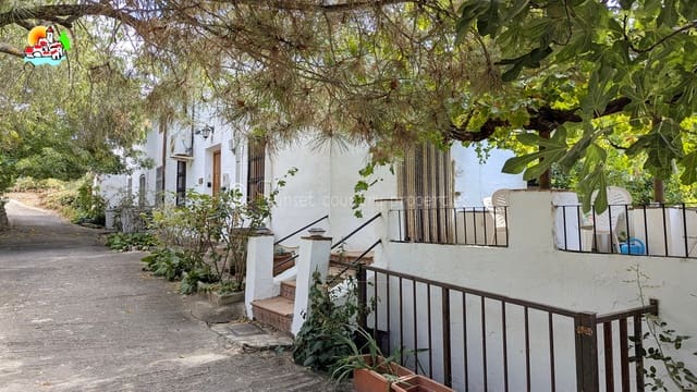 5 soverom Kjedet enebolig til salgs i Iznájar med svømmebasseng - € 225 000 (Ref: 9912212)