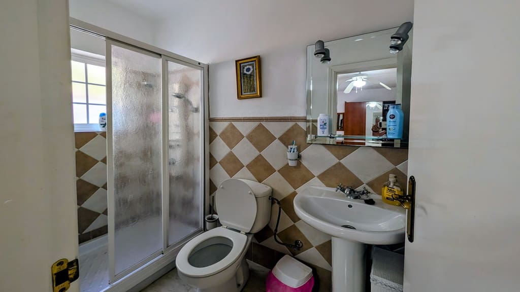 5 soveværelse Finca/Landehus til salg i Iznajar med swimmingpool garage - € 325.000 (Ref: 9944405)