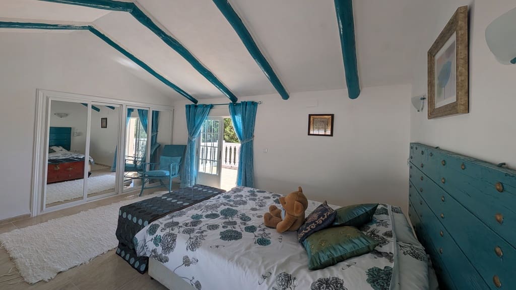 5 soveværelse Finca/Landehus til salg i Iznajar med swimmingpool garage - € 325.000 (Ref: 9944405)