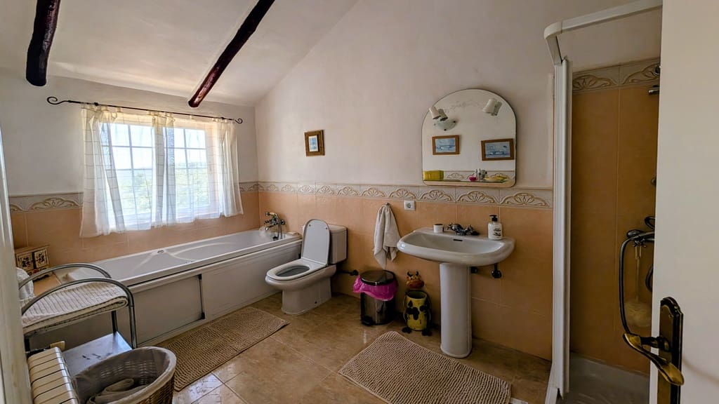 5 soveværelse Finca/Landehus til salg i Iznajar med swimmingpool garage - € 325.000 (Ref: 9944405)